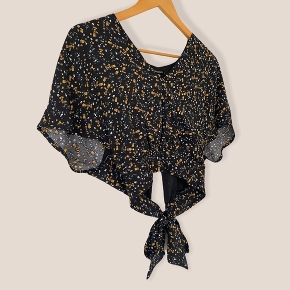 DYNAMITE Floral Cropped Top - Picture 2 of 11